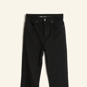 Svarta bootcut högmidjade byxor - Säljer ett par svarta bootcut-byxor med hög midja. Snygg passform som sitter tajt upptill och släpper ut vid benen. Det går utmärkt att vika dom som jag gjort på bilden