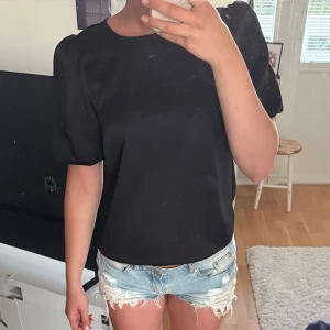 Svart blus - Säljer denna superfina blus från Vila🫶🏻 Aldrig använd🩷