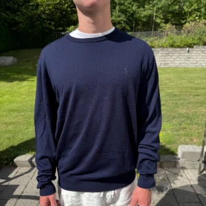 Marinblå Ralph Lauren tröja - Marinblå Ralph lauren tröja i marinoull|| Storlek M|| tröjan är i mycket bra skick || Mitt pris 799kr || Modellen på bilden är 170cm och väger 62kg || Tveka inte på att höra av dig vid frågor eller funderingar 