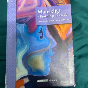 Mänskligt – Psykologi 1 och 2b (priset kan diskuteras vid snabb affär) - Upptäck hur våra beteenden, känslor och tankar fungerar! Denna bok ger en tydlig och lättläst översikt över psykologi, med övningar och exempel som passar gymnasieelever och unga vuxna. Perfekt för dig som vill förstå dig själv och andra bättre.