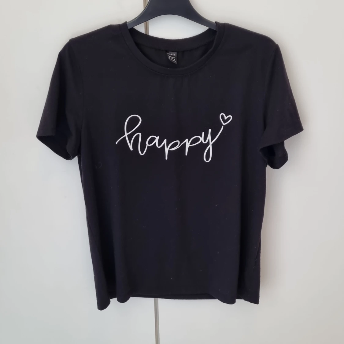 Svart t-shirt med happy-tryck