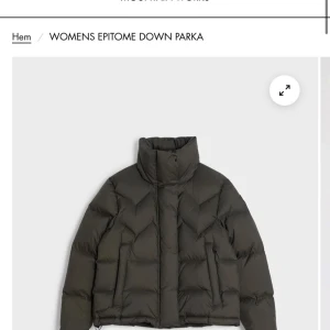 Mörkgrön pufferjacka Mountain Works - Säljer en mörkgrön pufferjacka från Mountain works med hög krage och dragkedja. Jackan är quiltad och har en boxig, loose passform. Två fickor framtill och diskret logga på ärmen. Jackan har använts fåtal gånger och är i mycket bra skick. Köptes förra vintern. Den kostade originellt 4000 kr.