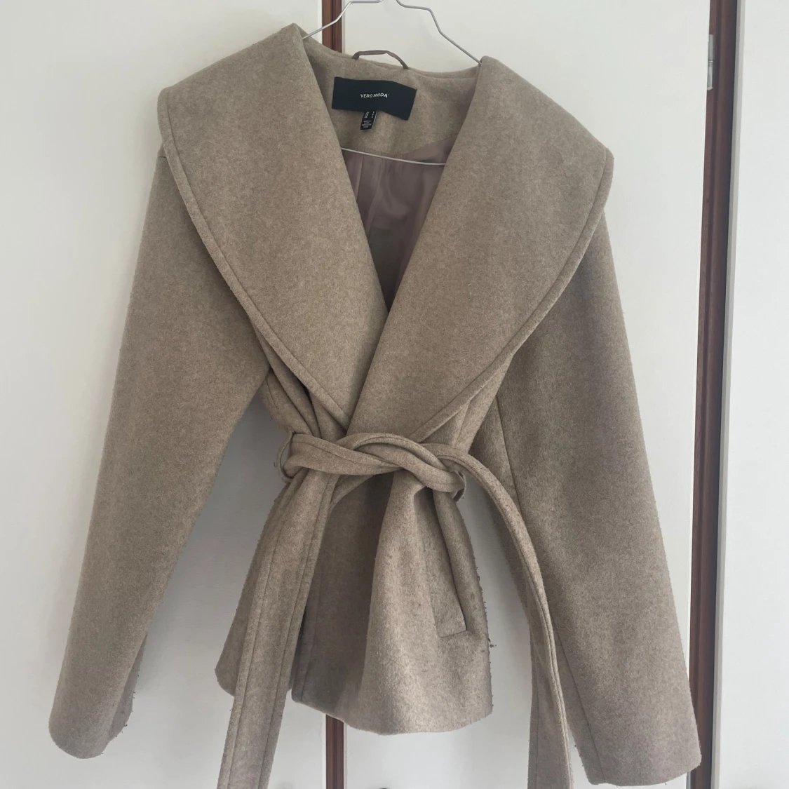 Beige omlottjacka från Vero Moda