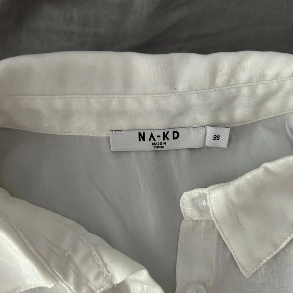 Vit skjorta i silkeslook från NA-KD - 1