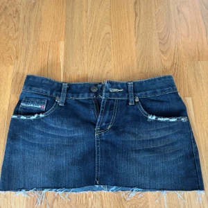 Lågmidjad jeanskjol från yam's jeans - Snygg jeanskjol, kommer tyvärr inte till användning då den blivit för liten🥺🥺 storlek S, midjemått rakt över: 38 cm, längd: 26 cm