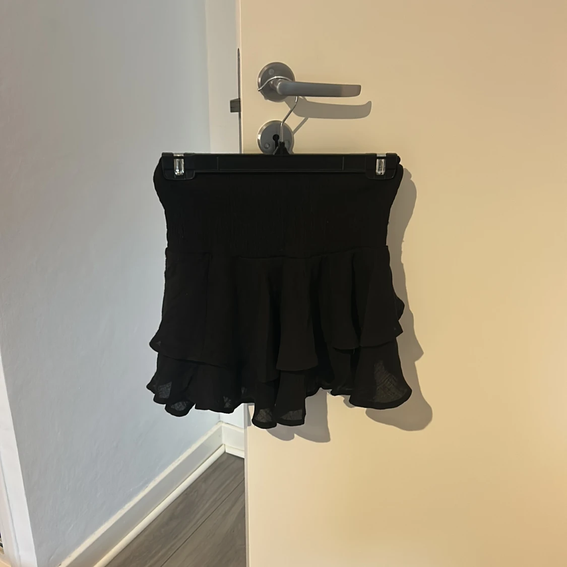 Svart volangkjol med resårmidja