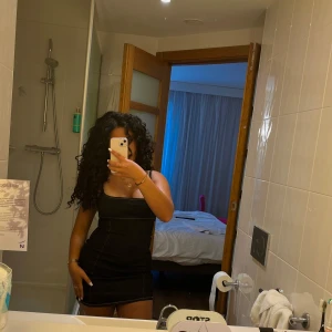 Blå jeansklänning med smala axelband - Snygg blå kort jeansklänning med smala axelband och markerade sömmar. Klänningen har en tight passform, fyrkantig ringning och dragkedja bak. Fick två st när jag beställde så säljer ena med prislapp på