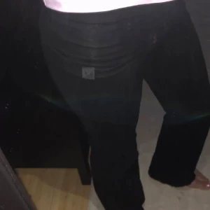Träningsbyxor/yogapands  - Säljer ett par svarta yogapands från stadium, låg midjan bootcut jätte fina sköna, säljer pga jag rensar min garderob🫶🏻