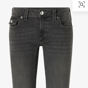 True Religion grå bootcut jeans - Säljer dessa midwaist becca true religion jeans som ej kommit till användning. Köpta för några månader sedan men har ej kommit till användning. Nypris på dessa är 1300kr💞