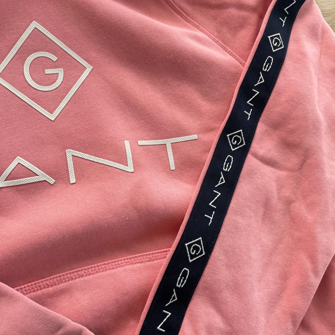 Rosa hoodie från GANT - 2