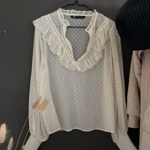Zara blus - Säljer denna fina blus från Zara! Använd en gång💞