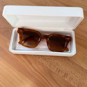Bruna solglasögon från Chimi - Säljer nu mina super fina Chimi glasögon i modellen 04 färg Havana. Perfekt nu till våren och sommaren! Fodral +oanvänd putsduk följer med 
