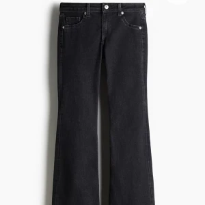 Svarta bootcut jeans - Snygga svarta bootcut jeans med låg midja och dragkedja. Perfekta för en stilren look. Klassisk femficksdesign och tillverkade i jeansmaterial.