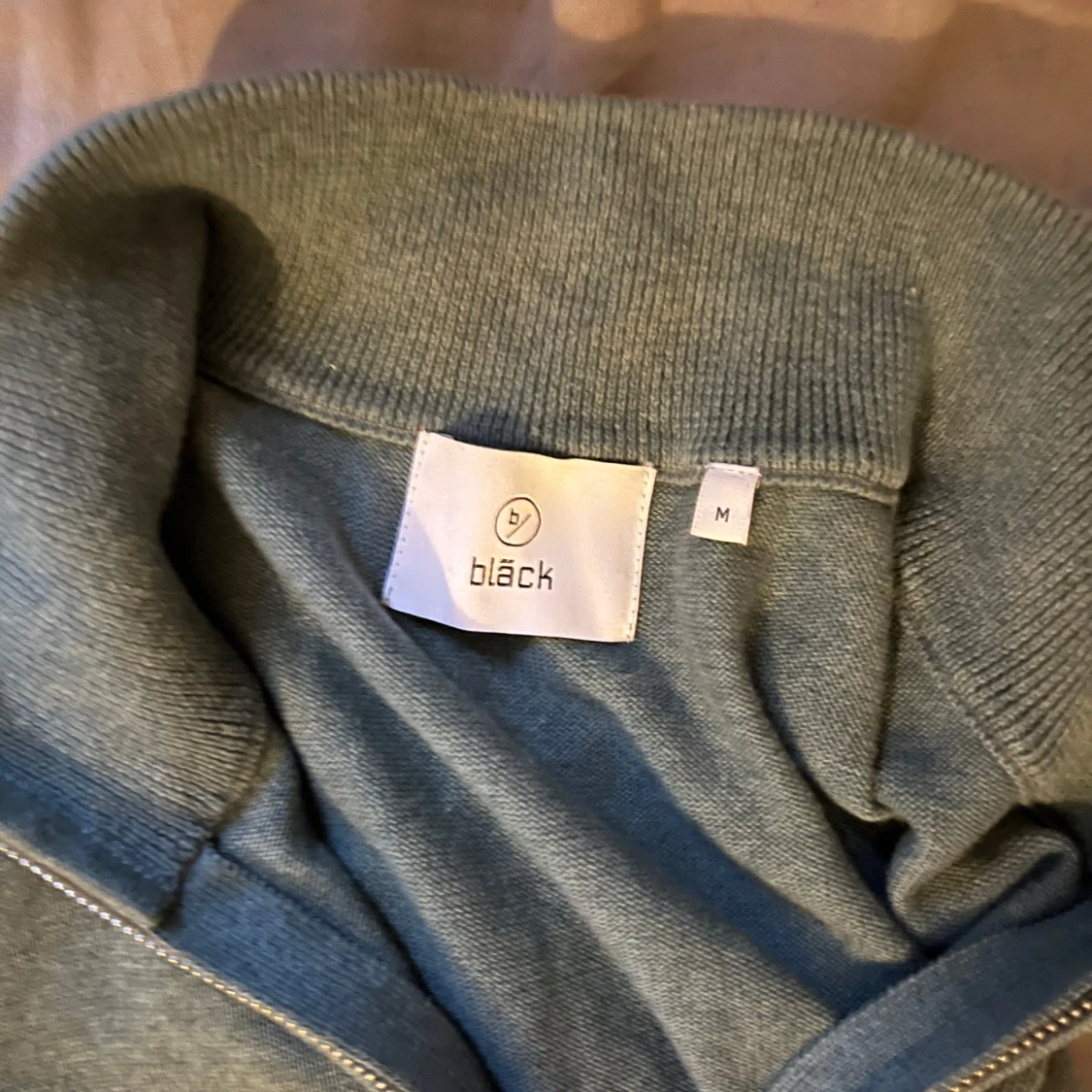 Grön tröja med dragkedja från Bläck - 2