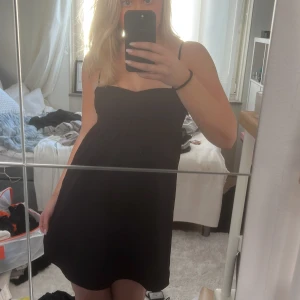 Svart klänning - Säljer en stilren svart klänning med en enkel och elegant design. Perfekt för olika tillfällen och lätt att matcha med accessoarer.