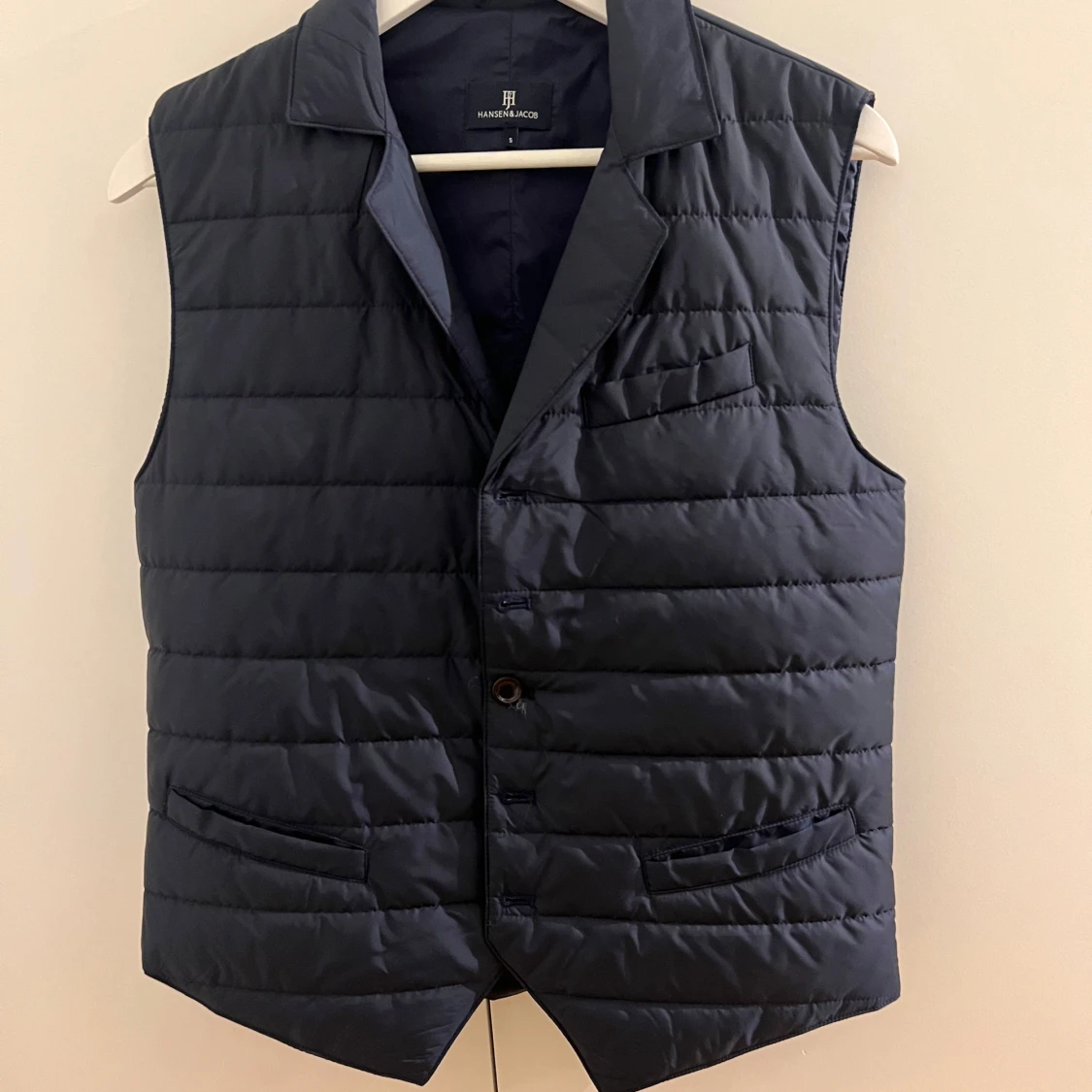 Mörkblå quiltad väst från Hansen Jacob 