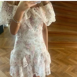 Blommig spetsklänning - SÖKER!!! Hör av er om ni säljer !!