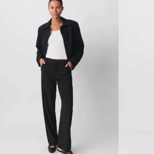 Svarta kostymbyxor - Snygga svarta kostymbyxor med en klassisk straight passform. Från Gina tricot i storlek 34. Säljer då de blivit lite för stora för mig