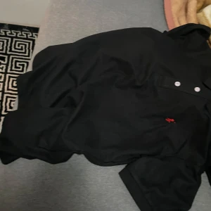 Svart T-shirt  från Ralph Lauren - Den är perfekt  Ralph Lauren svart  köp den är värt 