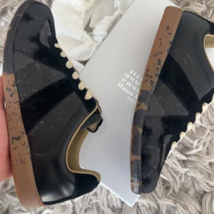 Maison Margiela skor - Unika Maison Margiela gats, storlek 44. Helt nya med box och dustbag