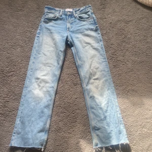 Blå jeans från Zara - Säljer ett par snygga blå jeans från Zara. De har en klassisk femficksdesign och en fransig nederkant som ger en cool look. Perfekta för en avslappnad stil. Tillverkade i Turkiet.