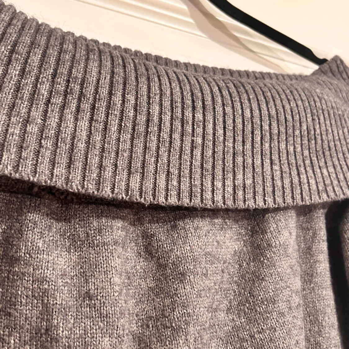 Grå offshoulder tröja - 2