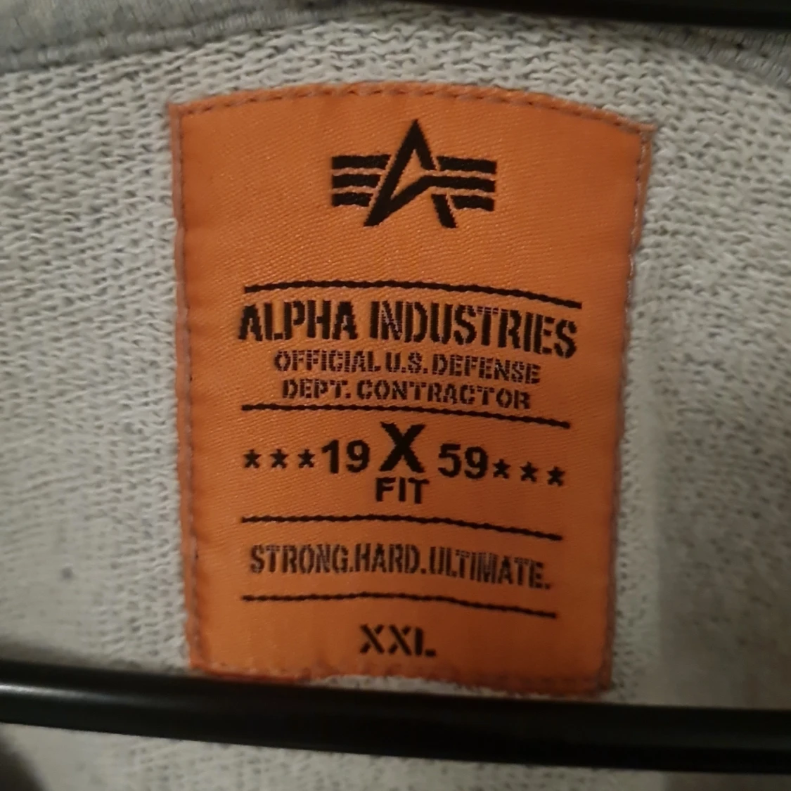 Grå sweatshirt från Alpha Industries har balmain på armen - 2