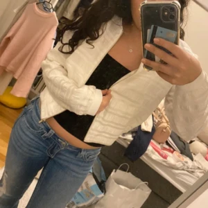 Vit jacka med dragkedja - Säljer denna vita tunna jacka!💗💗 Passar perfekt för vår och sommar! Jackan är från hm och är i storlek xs💗💗 Finner ings större defekter❤️