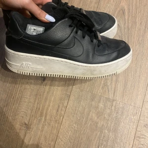 Svarta Nike sneakers  - Jättefina sneakers från Nike. Storlek 39