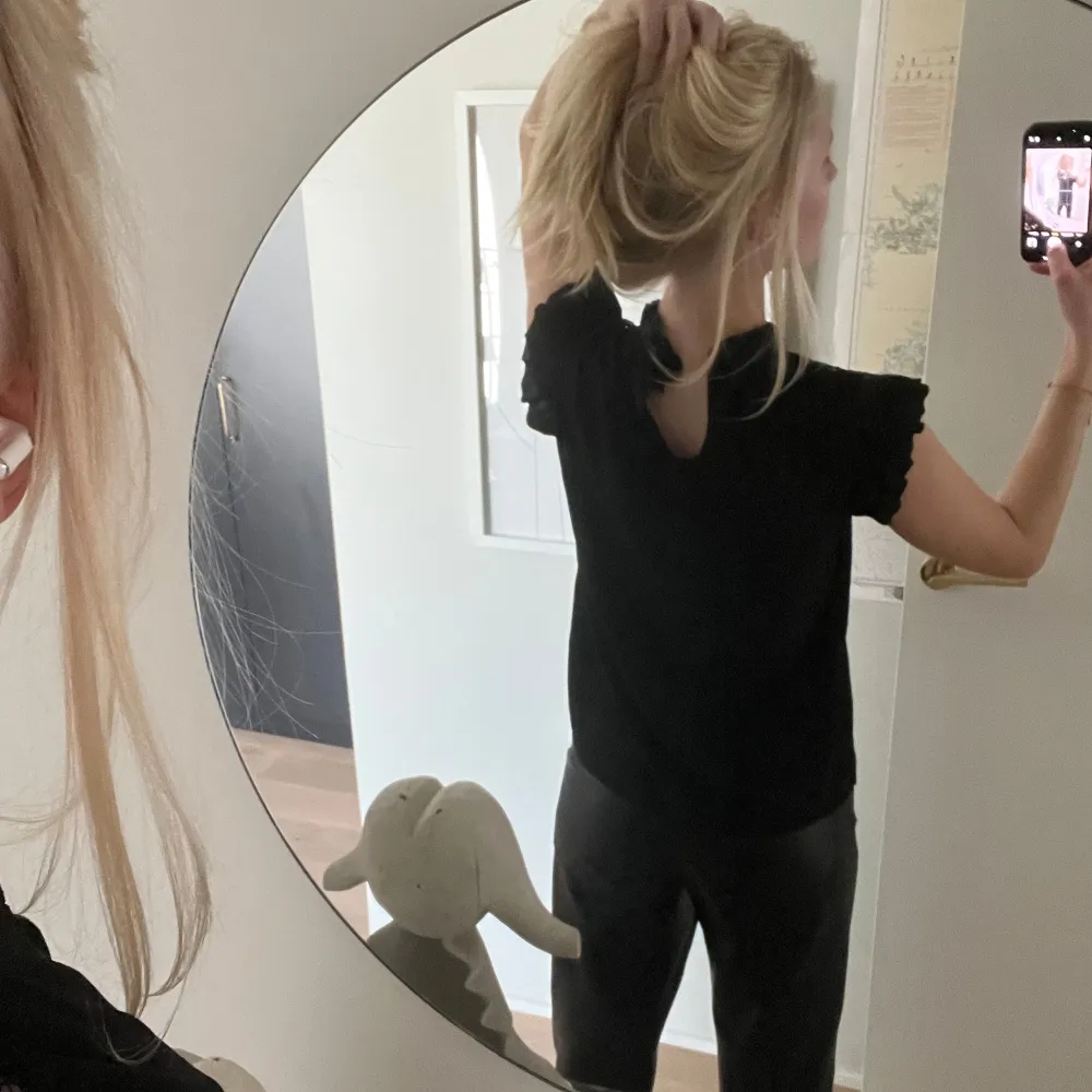 Knappen i bak på kragen saknas, men fungerar att använda utan, utan problem😊. Puserot.
