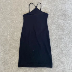 Svart klänning från H&M - Helt ny klänning från H&M aldrig använd jätte fin till sommaren! Storlek S!💕💕 tror inte klänningen finns längre hos H&M