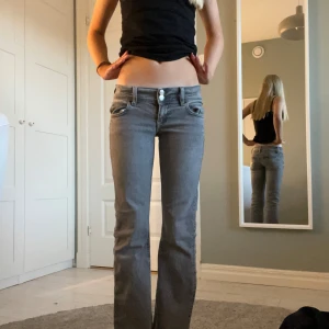 Gråa bootcut jeans 🩶 - Gina tricot jeans i storlek 146!! De passar mig som har xss-xs i byxor, de har en stjärna på ena fickan där bak🤍