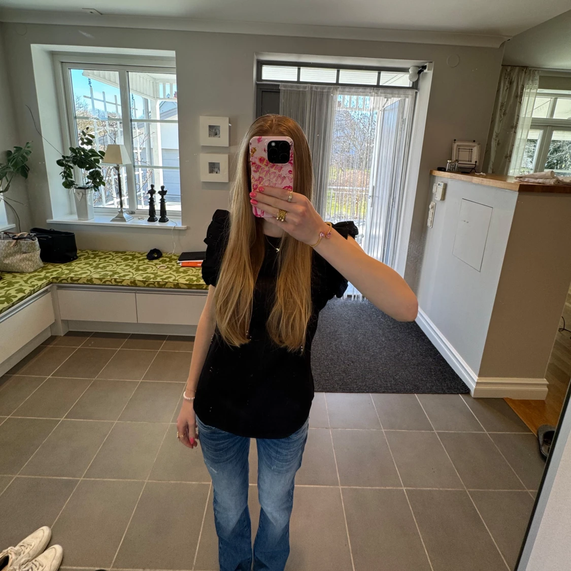 Svart blus med volangärm