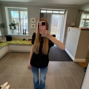 Svart blus med volangärm - Säljer denna svarta toppen med super fina volanger på ärmen💓 passar till allt och är jätteskön! Finns ingen lapp så vet ej vart den är ifrån