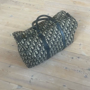 Dior vintage väska - Vintage väska från dior som är lite sliten (se bilder) men funkar utmärkt annars. Använder knappt den så där av säljer jag.