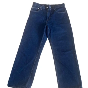 Blå baggy jeans från Dr. Denim - Säljer mina baggy mörk blåa jeans för jag inte använder baggy kläder längre, jag har använt dem 1 gång för som sagt gillar inte baggy längre. Storlek 29 waist 30 längd. Kvitto finns inte. Priset kan diskuteras