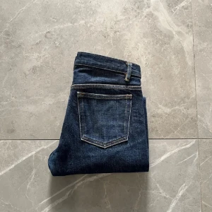 A.P.C raw selvedge jeans  - Hej säljer dessa apc jeans i storleken 28/30 de är selvedge vilket betyder bästa kvalitet och att färgen ändras efter ett tag och blir washed riktig feta nypris 2500 mitt pris 799 hör av dig vid frågor och funderingar mvh Lukas 