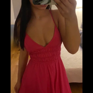  rosa klänning från Zara  - Jätte fin rosa klänning som är lång, längden är perfekt för mig som är 166.5💓Har även fickor vid sidorna och är justerbar på banden. köpt för 400