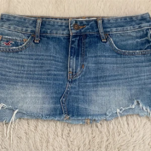 Lågmidjad jeanskjol Hollister - Jättesnygg lågmidjad jeanskjol från Hollister!!💕