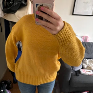 Gul stickad tröja - Säljer en mysig gul stickad tröja från lager 157. Ett litet större hål på baksida axel men syns inte vid användning. 