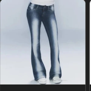 Weekday jeans - Snygga blå bootcut jeans med en klassisk tvätt och lätt slitna detaljer. Perfekta för en avslappnad stil med en modern touch. De har en normal passform och är tillverkade i ett bekvämt denimtyg.