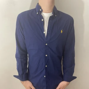 Ralph Lauren skjorta Strl S - Säljer en snygg Ralph lauren skjorta i storlek S. Skjortan är i bra skick. Nypris på skjortan är 900kr mitt pris är 400 kr. Killen på bilden är 180cm och väger 67kg. Hör gärna av er om ni har några frågor. 