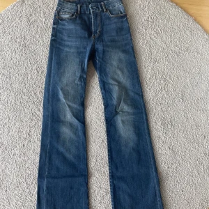 Blå bootcut jeans - Knappt använda så inget slitage. Stretchiga och långa i benen