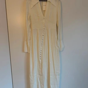 Adoore Klänning, Off White, Strl: 38 - Helt ny oanvänd Pisa Midi Dress i Off White från Adoore. Säljes pga fel storlek.