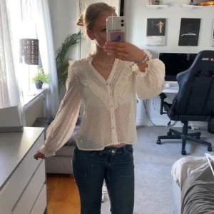 Lång ärmad zara blus  - Jätte fin topp från zara som inte säljs längre, kommit till användning en kväll💕😊 verkligen jätte fin att ha till sommaren 