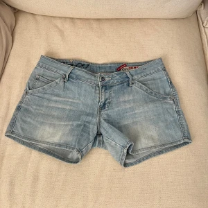 Ljusblå lågmidjade jeansshorts  - snygga ljusblå jeansshorts från Miss c.x.j med broderade detaljer på bakfickorna. måttet finns på bilden! skriv för frågor❤️ 
