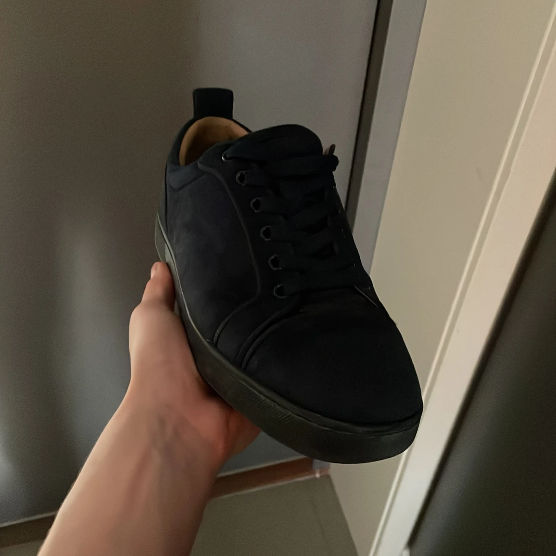 Svarta sneakers med röd sula