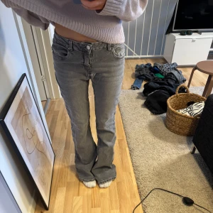 Grå bootcut jeans - Snygga grå bootcut jeans med låg midja. Perfekta för en avslappnad stil. De har en klassisk femficksdesign och en bekväm passform.