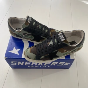 Golden goose skor (camo) - Tja! Säljer nu dessa ruggigt feta golden goose skorna! Skorna är i väldigt bra skick! Skorna är i storlek 42, skriv vid innermått! Golden goose låda följer med! Skriv vid frågor eller bilder! Vid snabbaffär=bättre pris! Mvh fashiontrend