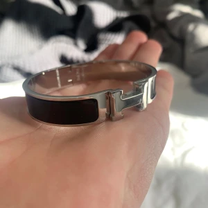 H armband  - Säljer detta h*rmes armband helt nytt pris går att diskutera vid snabb och smidig affär!